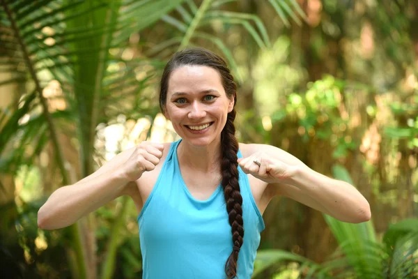 Frau erreicht Ziel oder Errungenschaft — Stockfoto