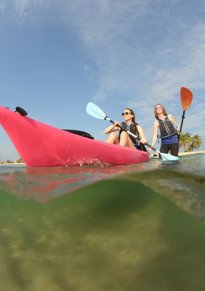 Mujeres jóvenes y kayak en Florida Imágenes de stock libres de derechos