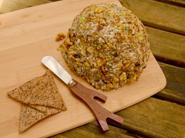 Vegan Cheeseball ahşap üzerine