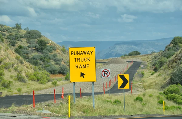 Runaway vrachtwagen helling op een snelweg — Stockfoto