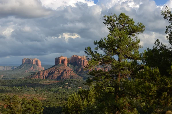 Viharos felhők felett Sedona, Arizona — Stock Fotó