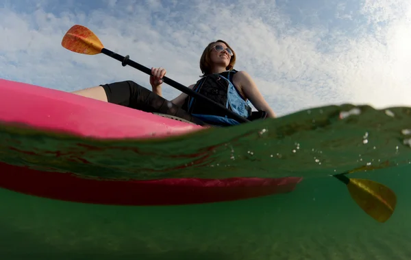 Mujer joven en kayak en el océano — Foto de Stock