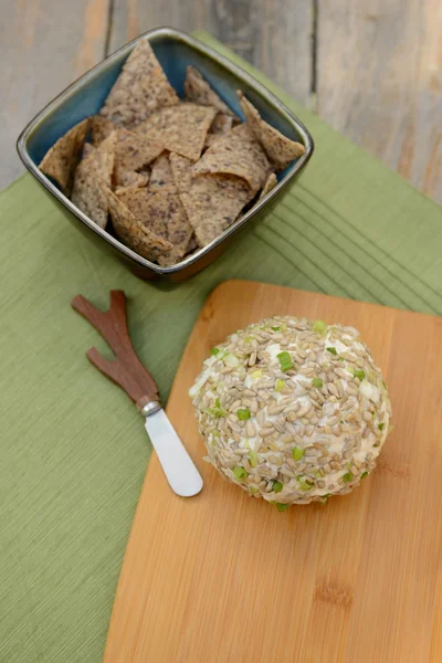 Cheese Ball comme plat d'accompagnement sur table rustique — Photo