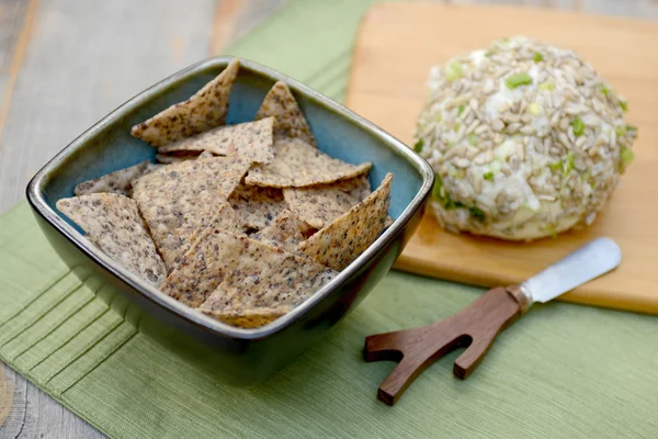 Schüssel Chips mit Cheeseball — Stockfoto