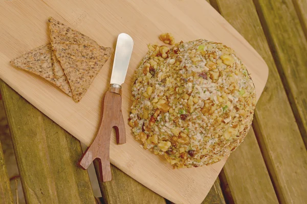 Vegansk ost boll som sida skålen på rustika bord Stockfoto