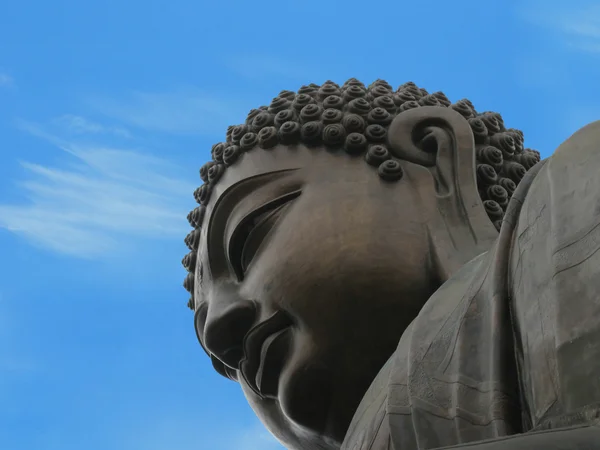 Будда против голубого неба — стоковое фото