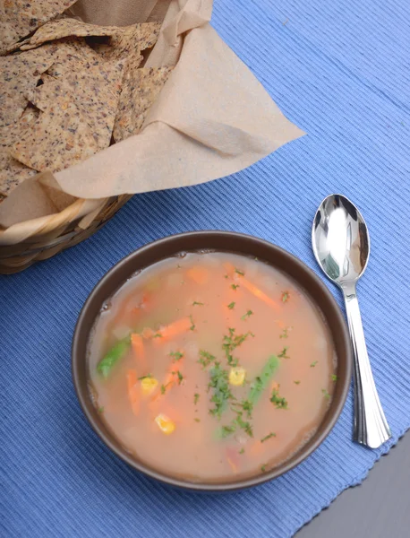 Soup and chips — Stock Photo, Image