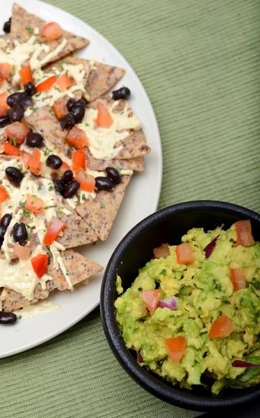 Guacamole och vegan nachos — Stockfoto