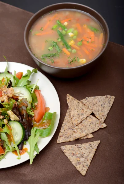 Zuppa, insalata e patatine — Foto Stock