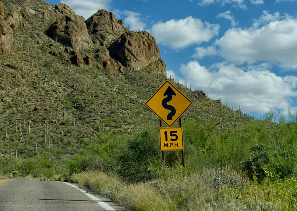 Aviso de 15 mph para curvas na estrada à frente — Fotografia de Stock