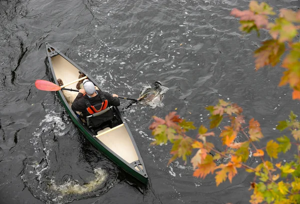 Uomo all'aperto in kayak in autunno — Foto Stock