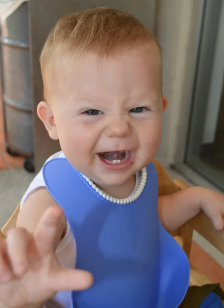 Bebé de año con expresión retorcida divertida que muestra los dientes — Foto de Stock