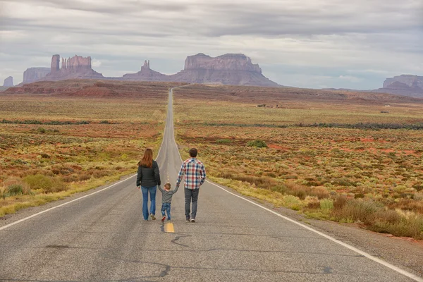Viagem em família a Monument Valley e de mãos dadas — Fotografia de Stock
