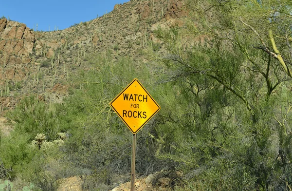 Olhar para rochas sinal — Fotografia de Stock