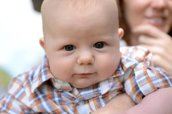 Bebê de 3 meses com uma expressão engraçada e baba Imagem De Stock