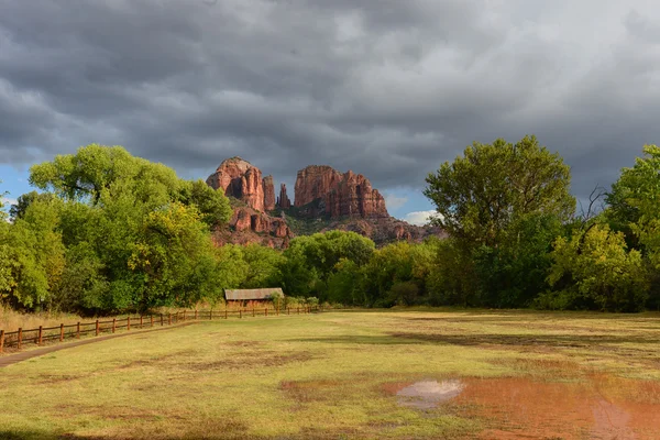 Poça no parque de rocha catedral depois de uma tempestade em sedona — Fotografia de Stock