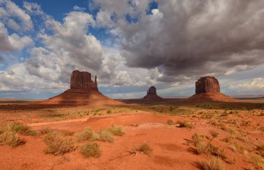 Monument Valley manzara mitten anıtlar ile