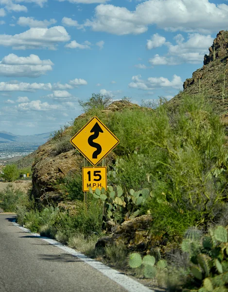 Estrada 15 mph aviso sinal de curvas na estrada à frente — Fotografia de Stock