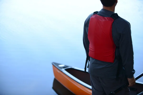Uomo con kayak sul lago calmo — Foto Stock