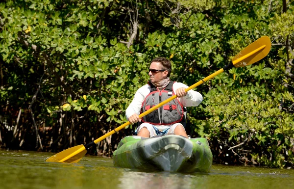 Uomo kayak sull'oceano — Foto Stock
