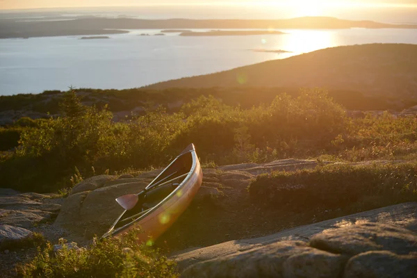 Kayak en una roca cerca del océano durante el amanecer —  Fotos de Stock