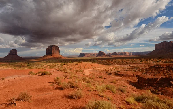 Monument Valley estrada de terra Fotos De Bancos De Imagens