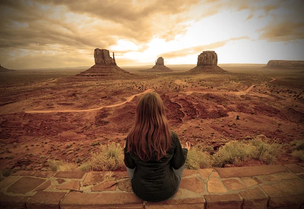 Meditation in der Wüste im Tal des Denkmals Stockbild
