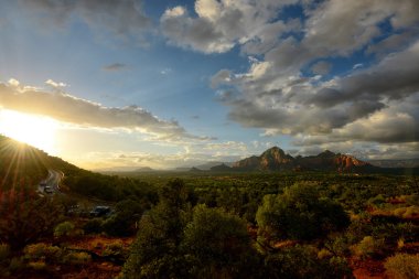 Havaalanı girdap Sedona, Arizona üzerinden günbatımı sırasında görüntülemek