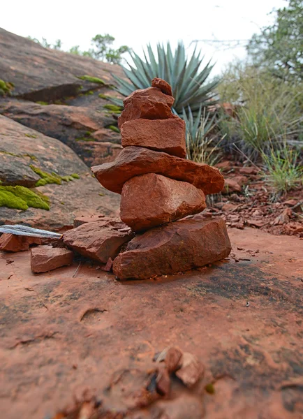 Cairn ou rochers de prière dans le tourbillon rocheux Bell à Sedona — Photo