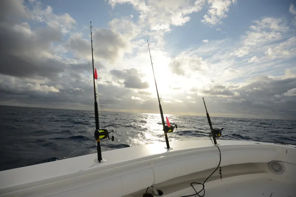 Canne da pesca e mulinelli sul retro della barca — Foto Stock