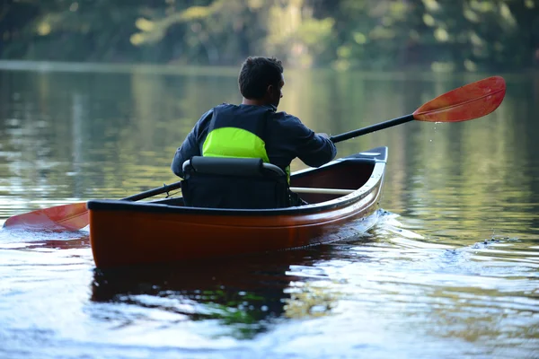 Homme seul sur un beau lac sur un kayak — Photo