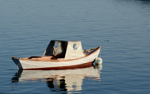 Barco pequeño en el agua sin nadie — Foto de Stock