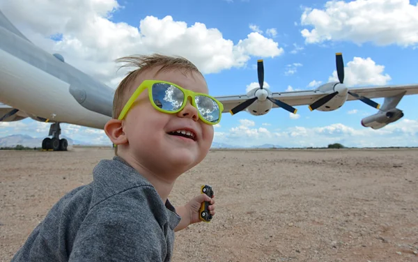 兴奋的孩子，在机场的飞机 — 图库照片