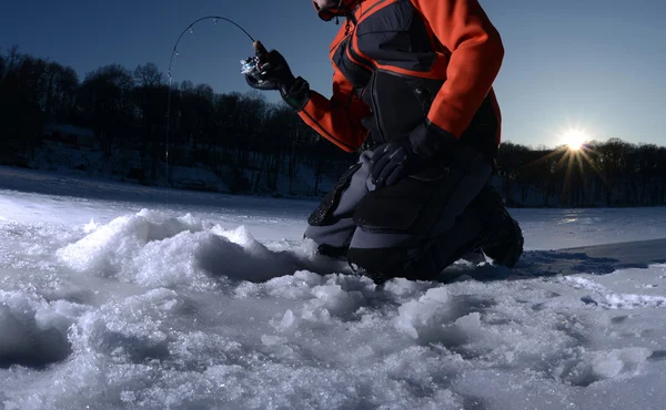 Pesca no gelo em um lago no inverno — Fotografia de Stock