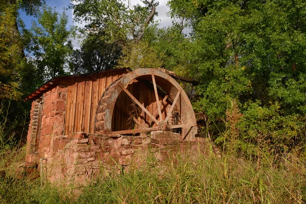 Rustikale und alte Wassermühle — Stockfoto