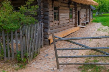 avlu yakınlarında bir köyde ahşap kırsal ev