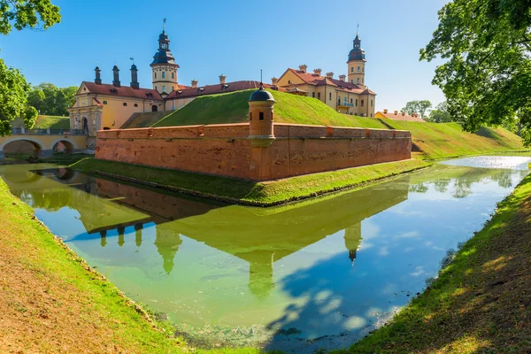 Bela vista do cartão postal do castelo Nesvizh na Bielorrússia — Fotografia de Stock