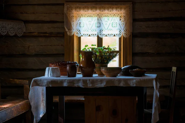 Tisch mit Essen und Utensilien zum Landhaus — Stockfoto