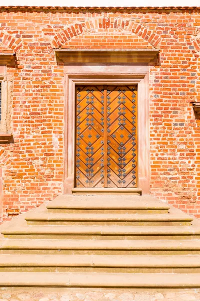 Těžké dřevěné dveře středověkých budov — Stock fotografie