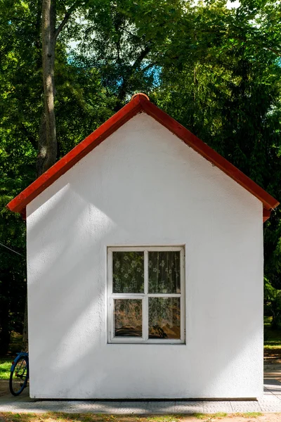 Kleine witte huis met een rode dak — Stockfoto