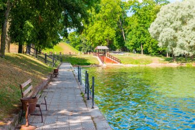 parkta gölet yakınındaki dinlenmek için rahat ve güzel bir yer