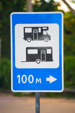 kamp yeri ve mesafe gösteren yol işaret