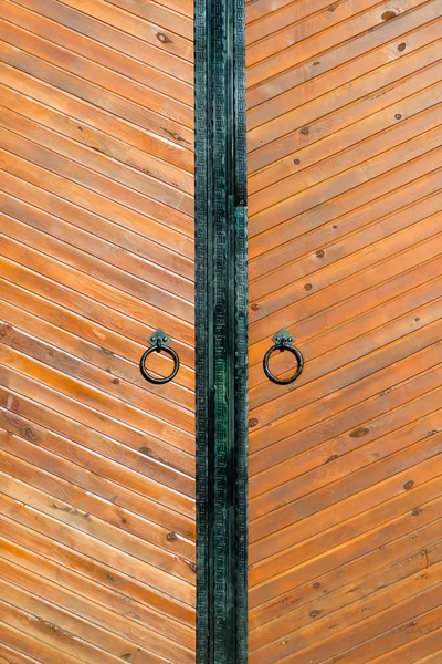 Vertical shot Vintage wooden door with the ring close-up — Stock Photo, Image