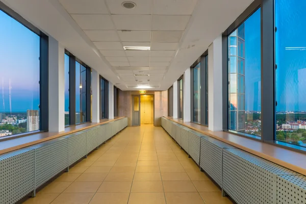 Com as janelas do corredor do edifício — Fotografia de Stock