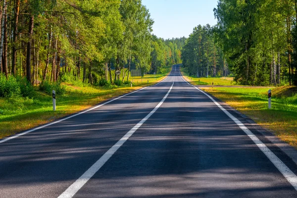 Good asphalt road in the countryside in the early morning — Stock Photo, Image