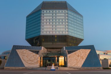 Minsk, Beyaz Rusya - 20 Ağustos 2015: akşam Milli Kütüphane o vurdu