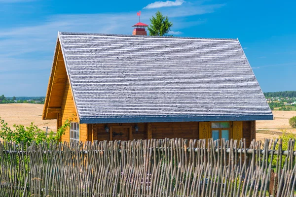 Casa de madera con una valla en el pueblo —  Fotos de Stock