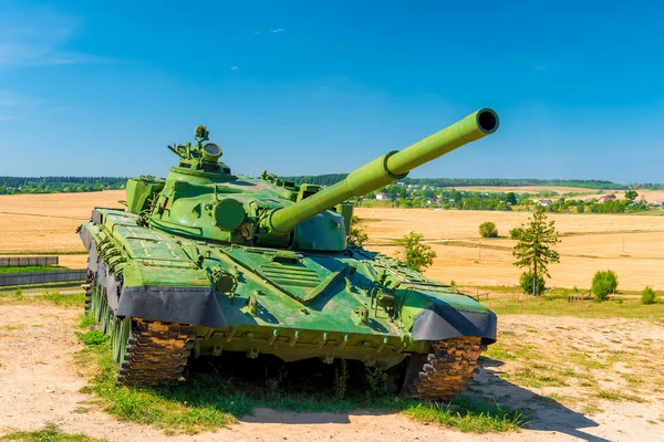 Boj proti tanku T-72 zelené barvy v poli — Stock fotografie