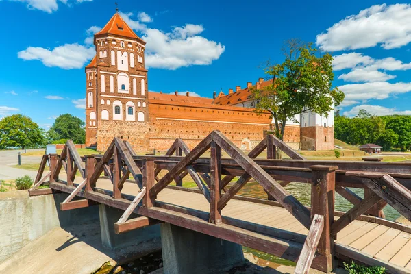 Mir brick medieval castle and wooden bridge — Stock Photo, Image