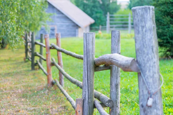 A wooden fence and old rural house in village — Stock Photo, Image